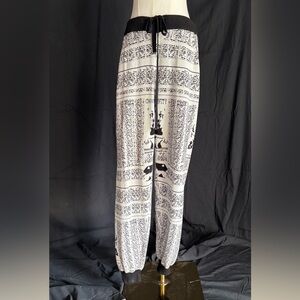 AKIRA Monochrome Graphic Print Pants